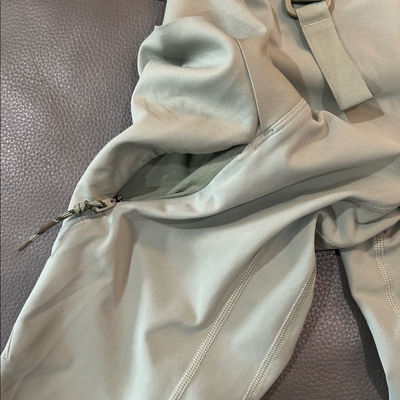 Lululemon Cargo Super-High-Rise Hiking Leggings 25”, size 6 - Picture 7 of 10